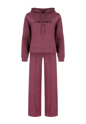 Completo con felpa color malva e pantaloni a gamba larga con cappuccio, caratterizzato dal logo nero "TW NSET", realizzato in morbido materiale texturizzato, con cordini.