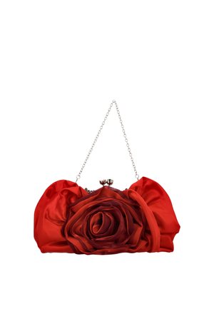 Rode satijnen clutch met een grote roosdetail aan de voorkant, zilveren kettingriem en een sluiting met gesp. Gladde textuur met gelaagde bloemblaadjes.