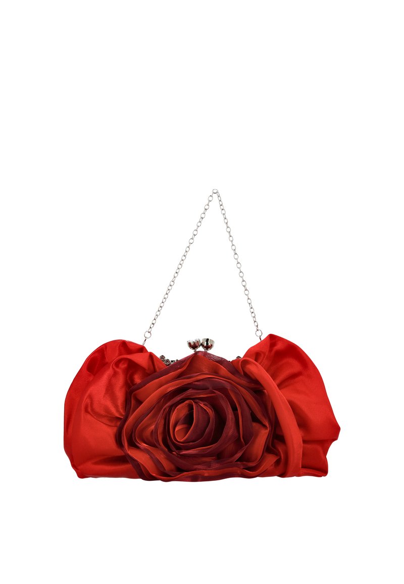 Rød satin clutch med en stor rosedetalje på forsiden, sølvkæde, og en låsebeslag. Glat tekstur med lagdelte kronblade.