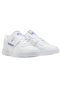 Fehér, alacsony szárú Reebok sneakers sima bőrből, kék részletekkel, kerek orral, fehér fűzőkkel és perforált díszítéssel az orr részen.