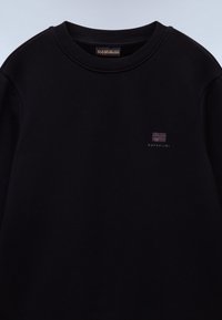 Czarny sweatshirt wykonany z miękkiego materiału, z okrągłym dekoltem, wszytymi rękawami oraz małym fioletowym logo na piersi. Gładka tekstura.