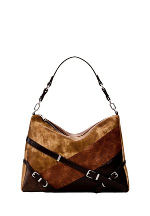 Bolso bandolera de cuero marrón y beige con correas negras ajustables y hebillas plateadas, con cierre superior de cremallera y textura suave.