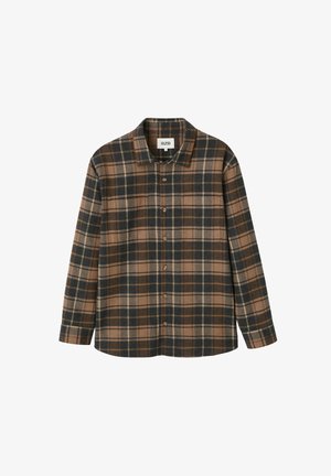 Chemise en flanelle à carreaux marron et noir avec un devant à boutons, des manches longues et un col classique. Texture douce avec un motif à carreaux contrastés.