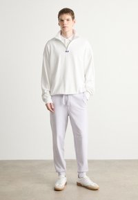 HUGO DAYOTE - Jogginghose - light pastel purple