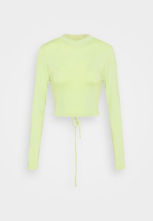 Top corto a maniche lunghe in tessuto verde neon chiaro, con collo alto e cordino regolabile all'orlo. Texture liscia.