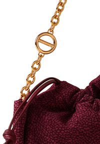 Borsa in tessuto bordeaux con texture, dotata di una tracolla in catena dorata e hardware circolare, caratterizzata da un design arricciato e dettagli in pelle liscia.