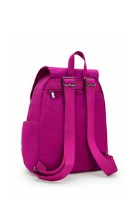 Sac à dos fuchsia avec des bretelles réglables, un design à rabat, une poche avant zippée et des accents matériels subtils. Fabriqué en tissu durable.