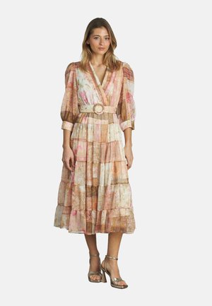 Vestido midi de estampado rosa y beige, con escote en V, falda de capas, mangas abullonadas y un cinturón en la cintura con una hebilla redonda.