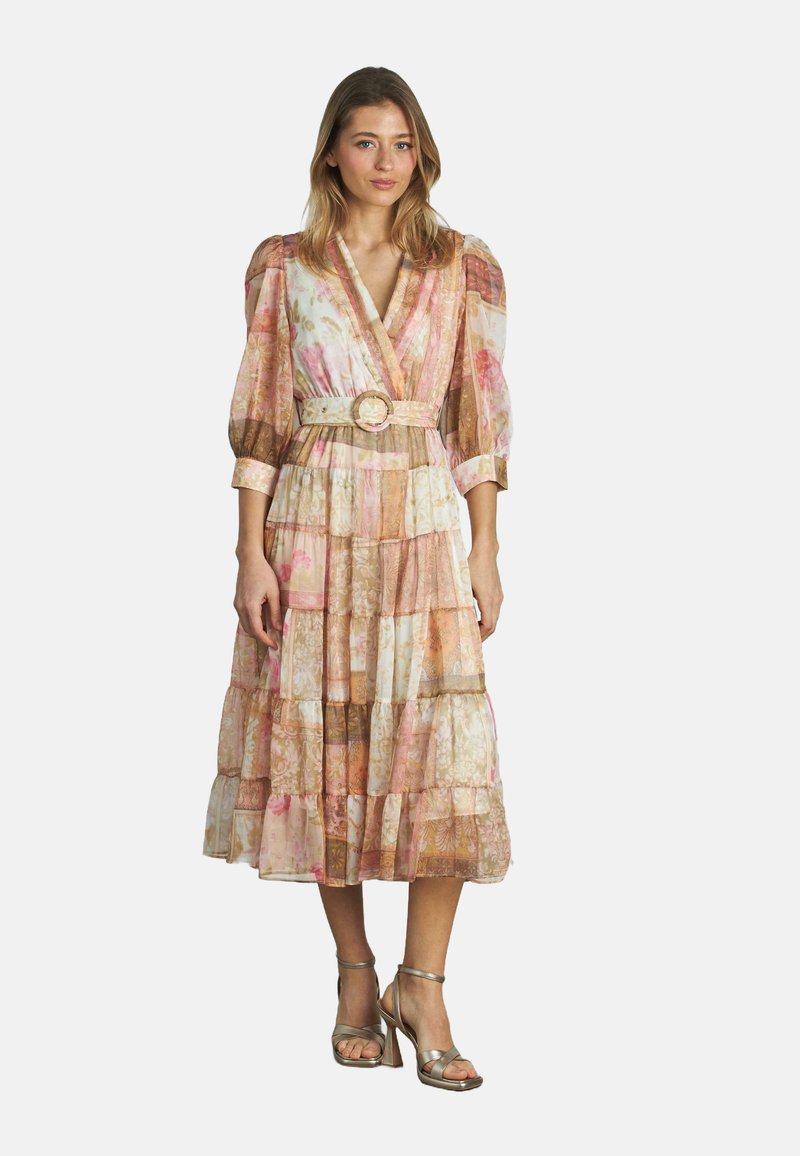 Rosa und beige gemustertes Midi-Kleid mit V-Ausschnitt, schichtigem Rock, Puffärmeln und einem Taillengürtel mit runder Schnalle.