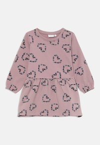 Vestido rosa claro com mangas longas, apresentando um padrão de corações e flores, cintura ajustada e saia rodada; feito de um tecido macio.