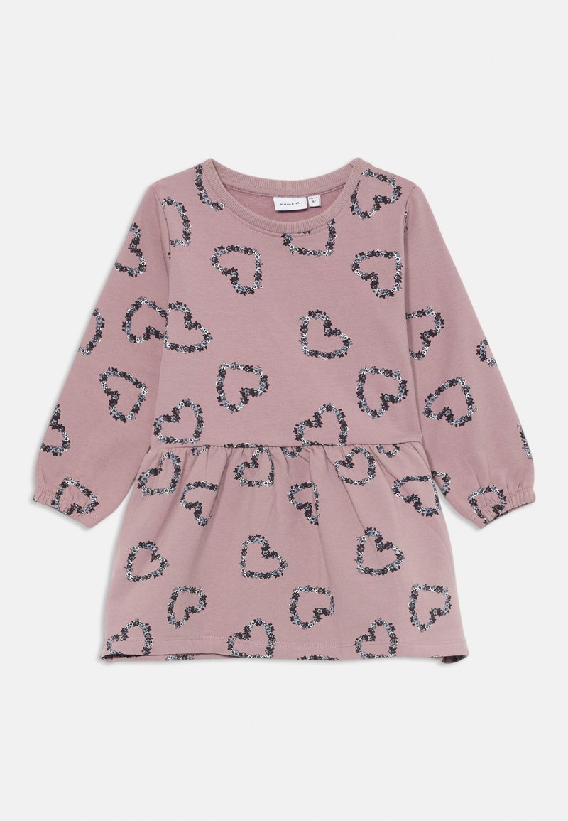 Vestido rosa claro com mangas longas, apresentando um padrão de corações e flores, cintura ajustada e saia rodada; feito de um tecido macio.