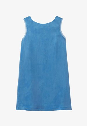 Vestito di jeans blu senza maniche, lungo fino al ginocchio, con scollo rotondo e design semplice e sobrio, mostrato disteso su uno sfondo bianco.