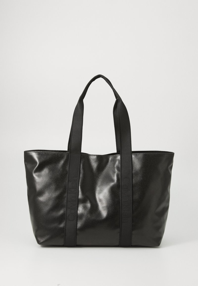 Saco tote preto brilhante feito de material sintético, com duas alças planas e detalhes de logotipo em relevo nas laterais. Design espaçoso.