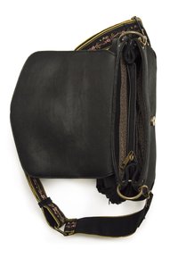 Borsa a tracolla in pelle nera con accenti dorati, dotata di una tracolla ricamata, tasca interna con zip e fodera a motivo floreale.