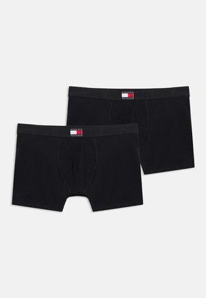 Deux boxers noirs pour hommes avec un logo rouge, blanc et bleu sur la ceinture, placés sur un fond blanc uni.