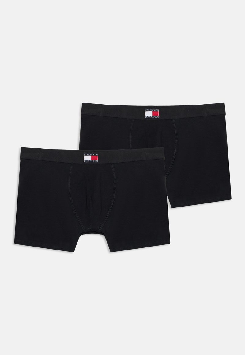 Deux boxers noirs pour hommes avec un logo rouge, blanc et bleu sur la ceinture, placés sur un fond blanc uni.