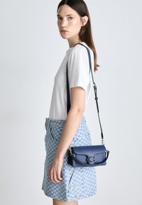 POLISHED PEBBLE COVERED TABBY  - Torbica - deep blue