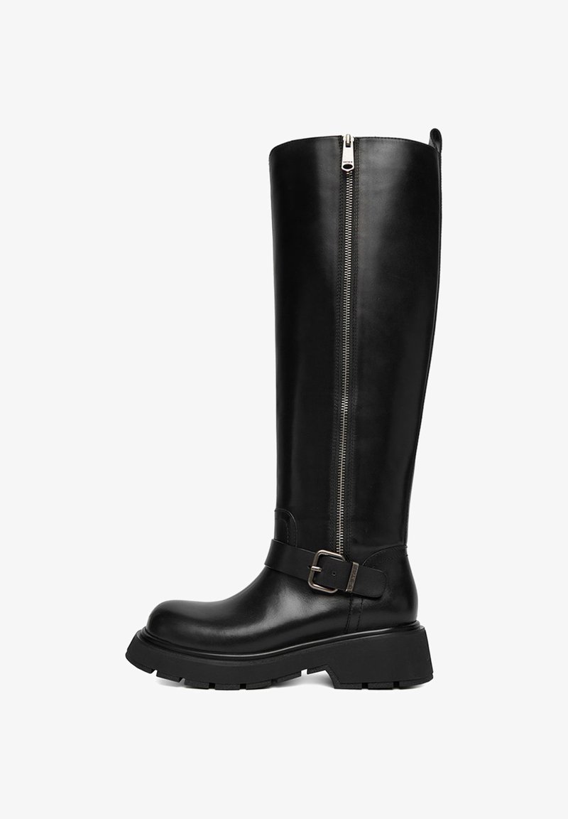 Botas altas negras hasta la rodilla, hechas de cuero liso, con una cremallera lateral, un detalle de correa con hebilla y una suela gruesa con dibujo antideslizante.