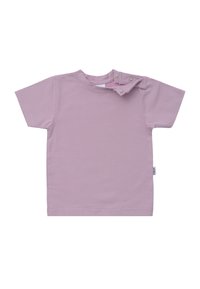 Lila Baumwoll-T-Shirt mit kurzen Ärmeln. Runder Halsausschnitt mit Druckknöpfen an einer Schulter. Glatte Textur, keine Muster oder Akzente.