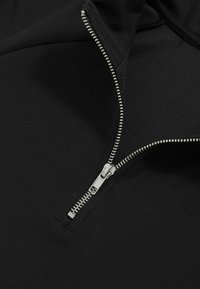 Schwarzer, mit Reißverschluss versehenen Sweatshirt mit glatter Textur. Verfügt über einen silberfarbenen Metallreißverschluss am Hals und ein schlichtes Design ohne Muster.