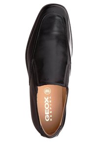 Chaussure slip-on en cuir noir avec un dessus lisse, un bout arrondi et un logo en relief. Semelle intérieure beige avec la marque "GEOX RESPIRA" visible.