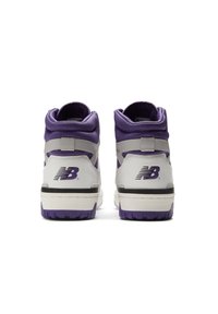 Vysoké tenisky v bílé a purpurové barvě, s hladkým koženým svrškem, strukturovanými akcenty a silnou bílou mezipodešví s purpurovou podrážkou.