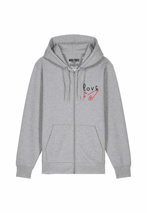 Grijze zip-up hoodie gemaakt van zacht materiaal, met een voorprint die "love" zegt met een rode veiligheidsspeld, en twee voorzakken.