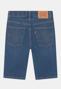 Blå denimshorts med rak bendesign, med två bakfickor och kontrasterande orange sömnad. Levi's logotypmärke vid midjan.