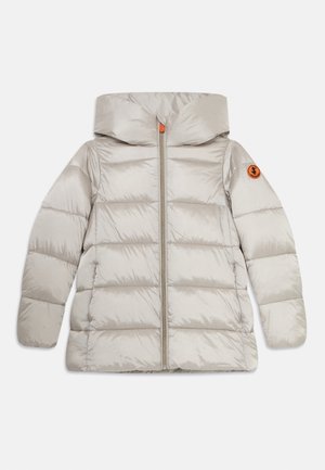 Lichtbeige gewatteerde winterjas met capuchon, rits aan de voorkant, zijzakken en een oranje cirkelvormig logo op de linkermouw.