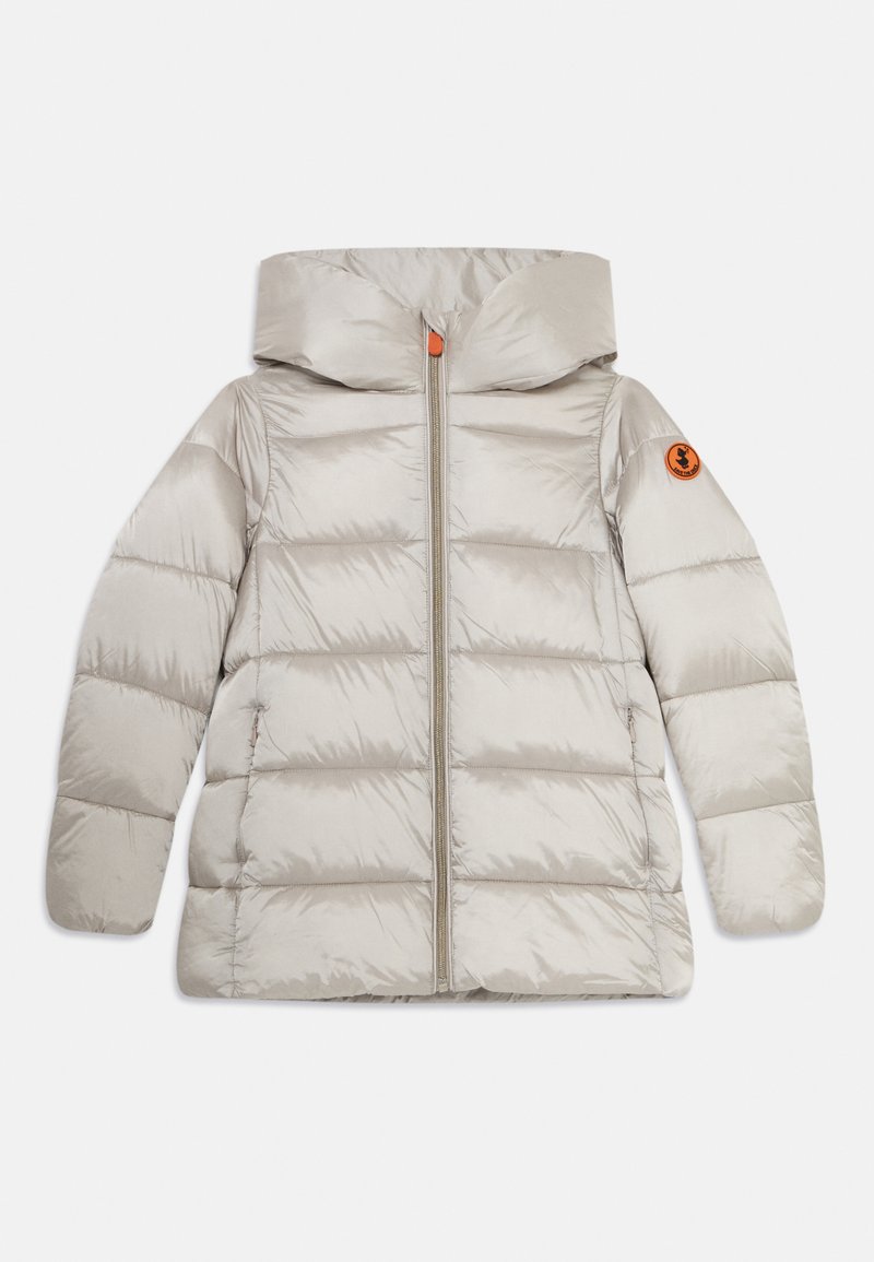 Lichtbeige gewatteerde winterjas met capuchon, rits aan de voorkant, zijzakken en een oranje cirkelvormig logo op de linkermouw.