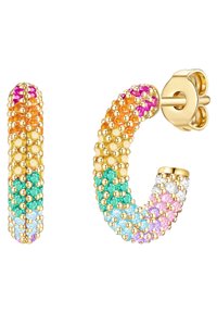 Arany színű karika fülbevalók, amelyek több színű gyöngyökkel díszítettek, fokozatos mintázatokban, világoskék, zöld, narancs, rózsaszín és sárga részletekkel.