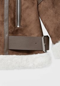 Chaqueta de pelo sintético marrón con una cremallera plateada, detalles de cuero suave y un cinturón ancho de cuero marrón ajustable con una hebilla metálica.