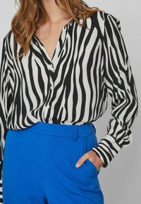 VILA V AUSSCHNITT - Blusa - black