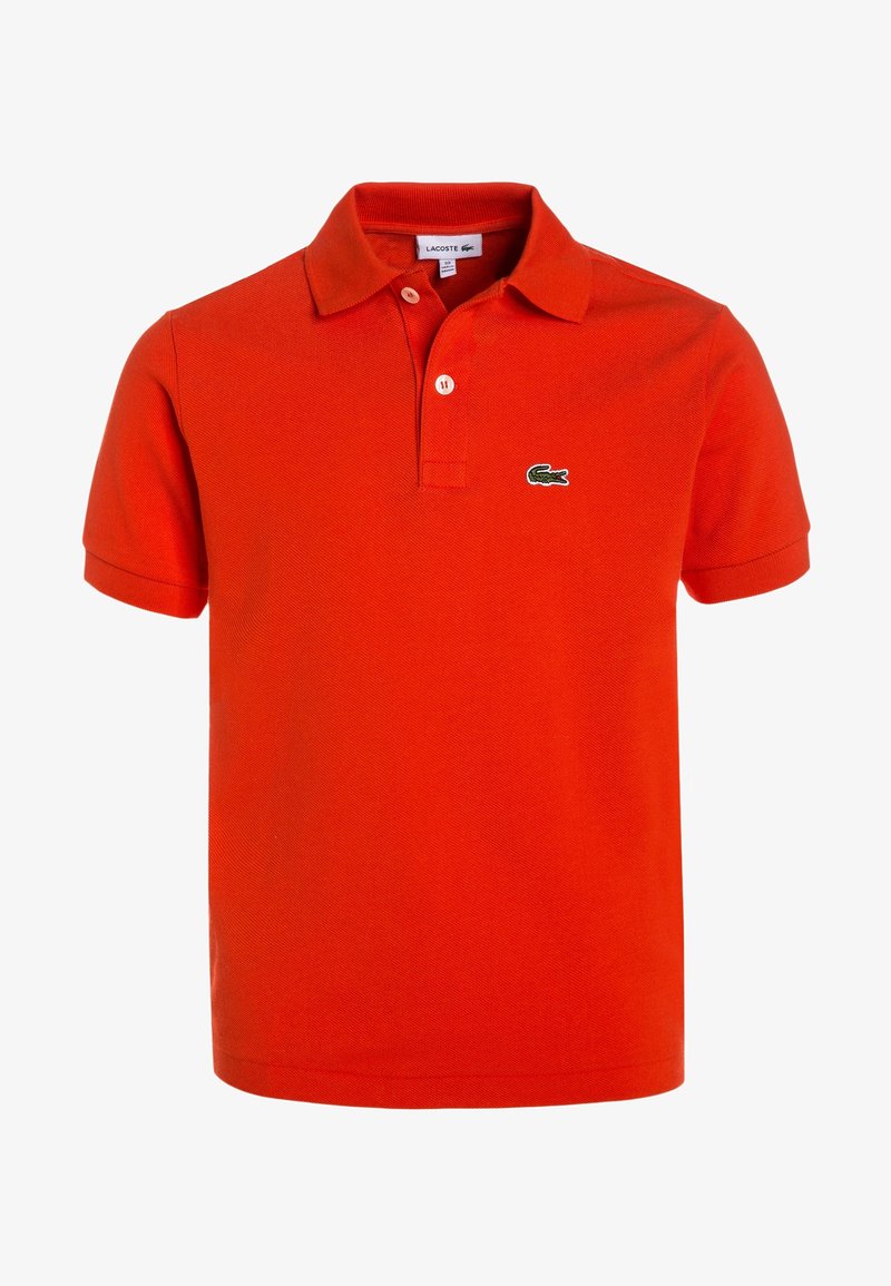 Polo rouge vif à manches courtes avec col, deux boutons et petit logo crocodile vert sur la poitrine gauche.