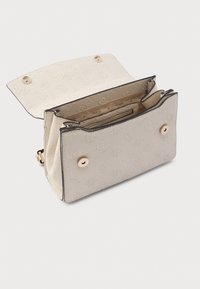 Biała torba o teksturowanej powierzchni z metalowymi elementami w złotym odcieniu, wyposażona w zatrzask i wzorzysty wnętrze. Otwiera się, ujawniając wiele przegródek.