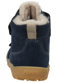 Botas de tobillo de ante azul marino con un suave forro de lana color beige, suela de goma color marrón y correa ajustable para un ajuste seguro.