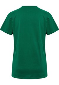 Camiseta de algodón verde con mangas cortas, cuello redondo y dobladillo recto. La textura de la tela parece suave, sin patrones ni acentos visibles.