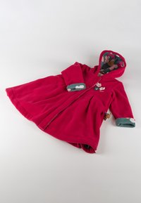 Cappotto in pile di un vivace rosa con fodera floreale interna, cappuccio e dettagli ai polsini. Presenta applicazioni floreali e chiusura con bottone.