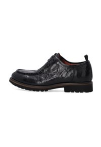 Zwarte leren dress shoe met een gestructureerde afwerking, afgeronde neus, vetersluiting en een contrasterende rubberen zool met noppen voor grip.