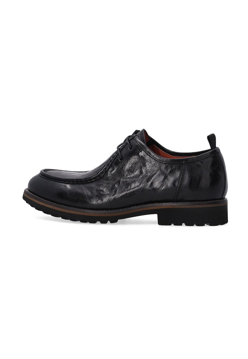 Zwarte leren dress shoe met een gestructureerde afwerking, afgeronde neus, vetersluiting en een contrasterende rubberen zool met noppen voor grip.