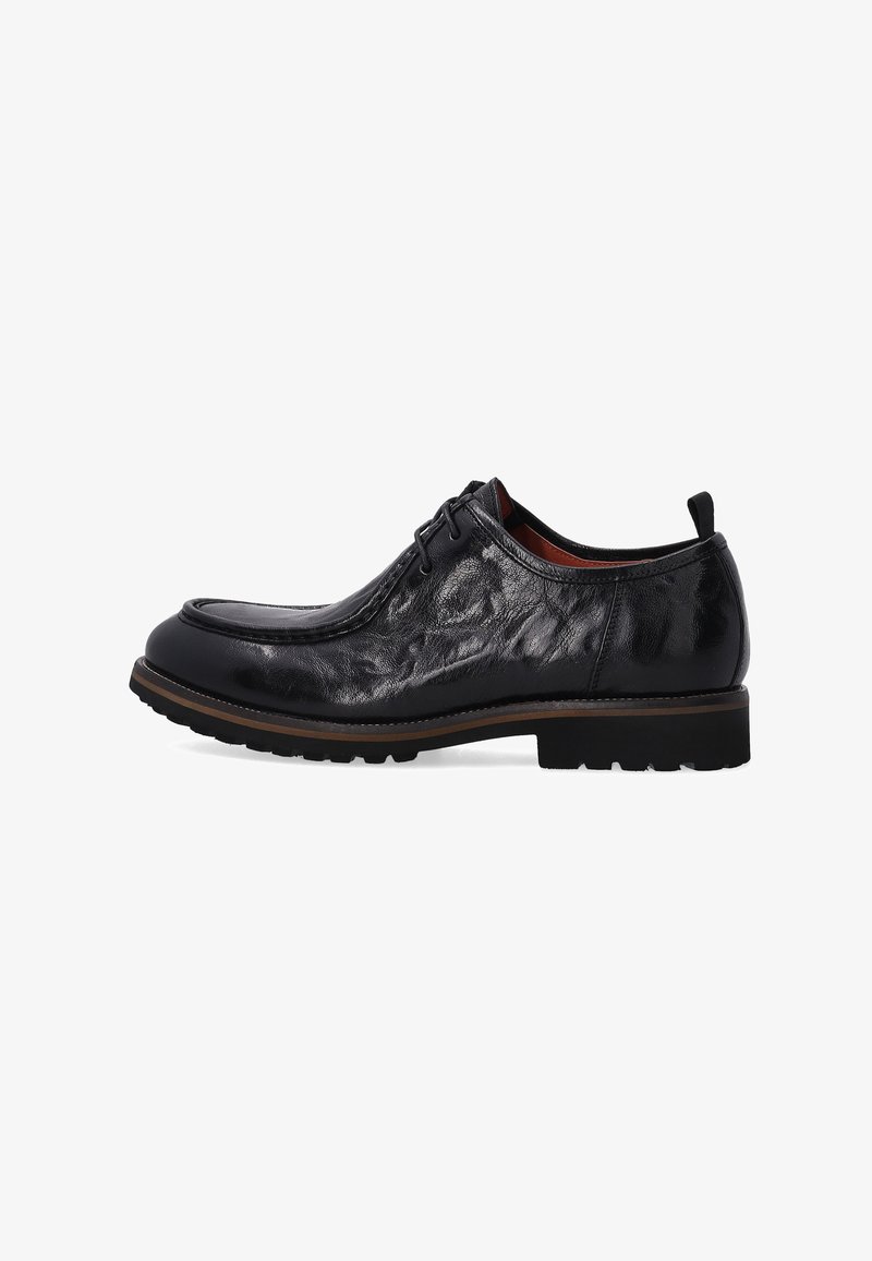 Zwarte leren dress shoe met een gestructureerde afwerking, afgeronde neus, vetersluiting en een contrasterende rubberen zool met noppen voor grip.
