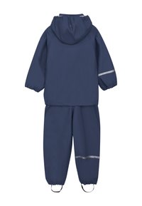Blå vattentät regndräkt med huva, elastiska ärmslut och reflexdetaljer på ärmar och ben. Slät och hållbar tygfinish.