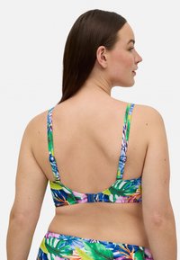 Top de bikini multicolor con un patrón de flores y hojas, tirantes ajustables y cierre con gancho en la parte posterior. Tejido suave y elástico.