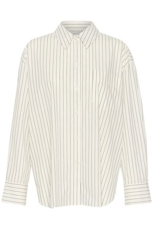 Fehér ing, keskeny fekete függőleges csíkokkal, klasszikus gallérral, hosszú ujjakkal, mellzsebbel és egyenes szabással, mandzsettás részletekkel.