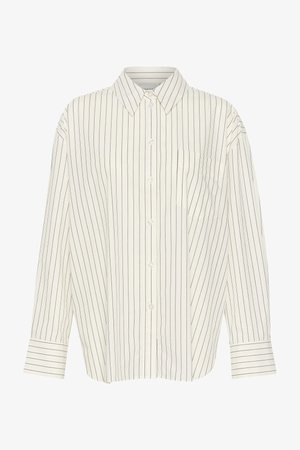 Fehér ing, keskeny fekete függőleges csíkokkal, klasszikus gallérral, hosszú ujjakkal, mellzsebbel és egyenes szabással, mandzsettás részletekkel.