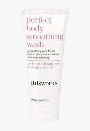 Witte buisverpakking met roze tekst, gelabeld "perfect body smoothing wash." Bevat 200ml. Voorzien van een flip-top dop en een glad oppervlak.