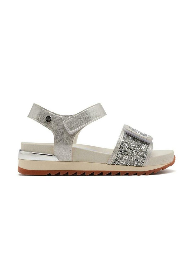 Sandalias plateadas con un upper texturizado, que cuentan con una tira brillante y una suela acolchada. Cierre ajustable de velcro y suela de goma.