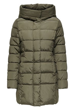 Długa kurtka puchowa w oliwkowej zieleni z pikowanym wzorem kwadratów, wysokim kołnierzem, pełnymi rękawami i zamkiem błyskawicznym z przodu.