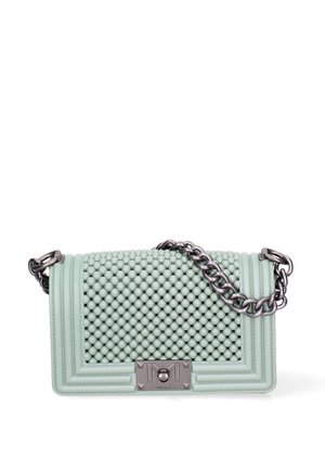 Mintgrüner Handtasche mit strukturiertem Blasenmuster, silberner Kettenriemen und dekorativem Metallverschluss. Sie hat eine rechteckige Form und glattes Leder.