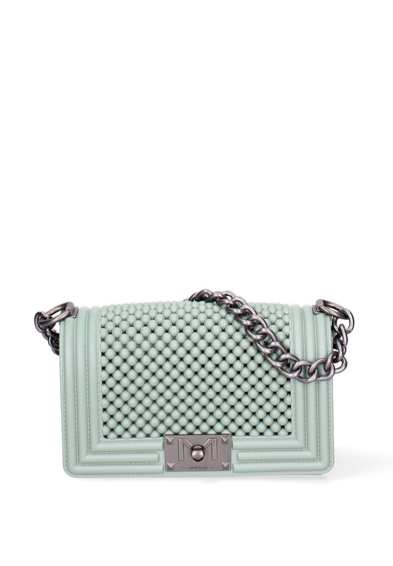 Sac à main vert menthe avec motif de bulles texturé, bandoulière en chaîne argentée et fermoir en métal décoratif. Présente une forme rectangulaire et du cuir lisse.